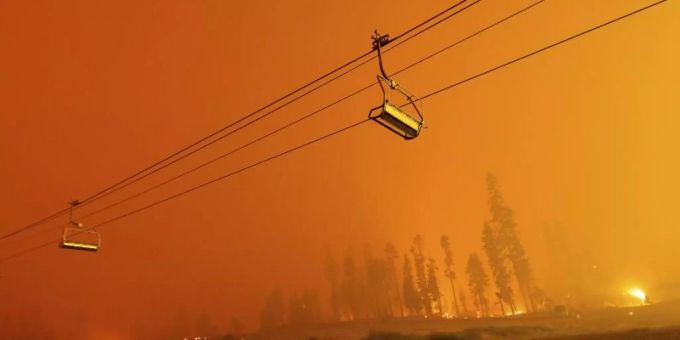 Ein Skilift im Skigebiet Sierra-at-Tahoe vor dem Hintergund des Caldor-Feuers. Foto: Noah Berger/AP/dpa Ein Skilift im Skigebiet Sierra-at-Tahoe vor dem Hintergund des Caldor-Feuers. Foto: Noah Berger/AP/dpa