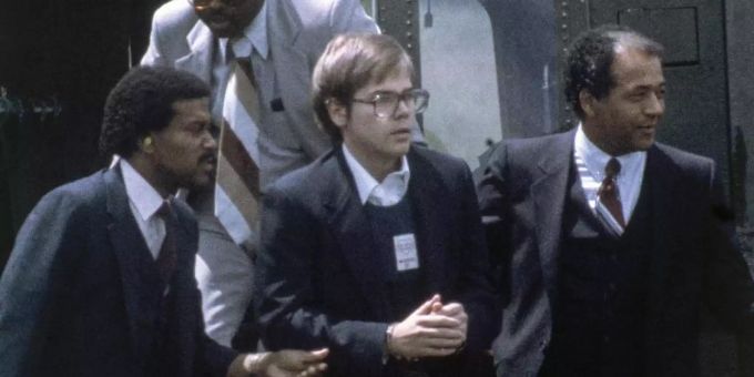 US-Marshalls eskortieren John Hinckley Jr., als er am 8. August 1981 per Hubschrauber zu einem Marinestützpunkt in Quantico zurückkehrt. (Archivbild). Foto: Barry Thumma/AP/dpa US-Marshalls eskortieren John Hinckley Jr., als er am 8. August 1981 per Hubschrauber zu einem Marinestützpunkt in Quantico zurückkehrt. (Archivbild). Foto: Barry Thumma/AP/dpa