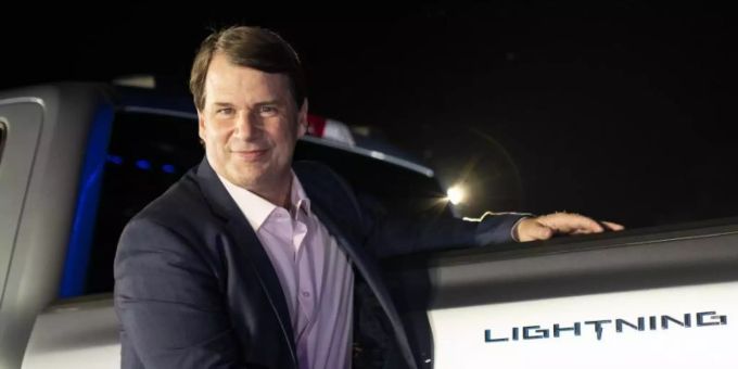 Ford-Chef Jim Farley mit der Elektro-Version des Bestsellers F-150. Foto: Dominick Sokotoff/ZUMA Wire/dpa Ford-Chef Jim Farley mit der Elektro-Version des Bestsellers F-150. Foto: Dominick Sokotoff/ZUMA Wire/dpa