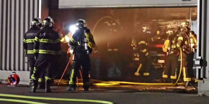 Der Brand brach in der Kabine eines abgestellten Lastwagens aus. Brand