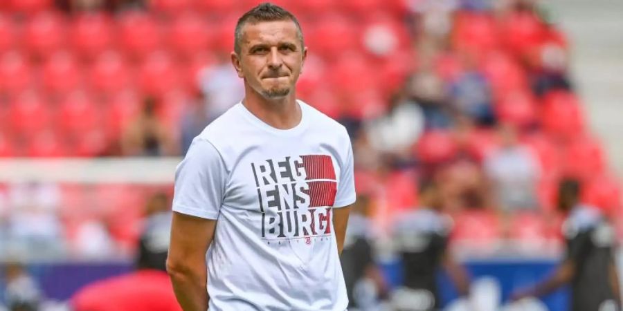 Bremst die Euphorie etwas aus: Regensburg-Trainer Mersad Selimbegovic. Foto: Armin Weigel/dpa