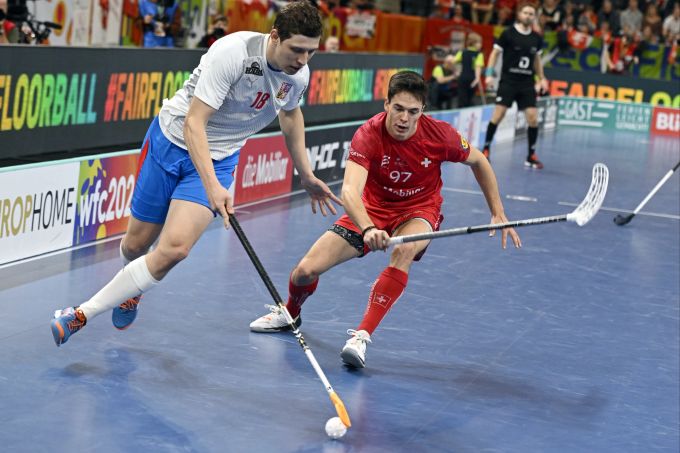 Michael Schiess (Schweiz) gegen Jiri Besta (Tschechien) im Halbfinal der Unihockey-WM. Schweiz Tschechien Unihockey-WM