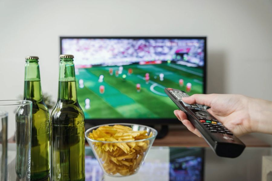 Fussball Fernbedienung Fernseher Bier Chips