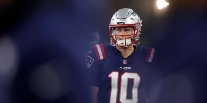 New Englands Quarterback Mac Jones steht in der zweiten Halbzeit an der Seitenlinie. New Englands Quarterback Mac Jones steht in der zweiten Halbzeit an der Seitenlinie.