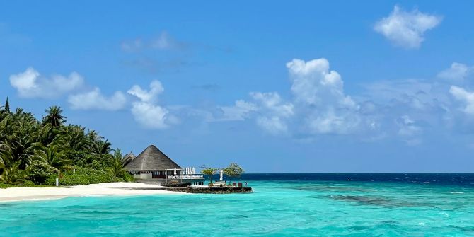 Malediven Strand Wasser Meer türkis Palmen Sonne