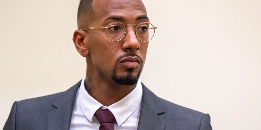 Fussball-Profi und Ex-Nationalspieler Jérôme Boateng steht zu Beginn des Berufungsprozesses im Gerichtssaal.