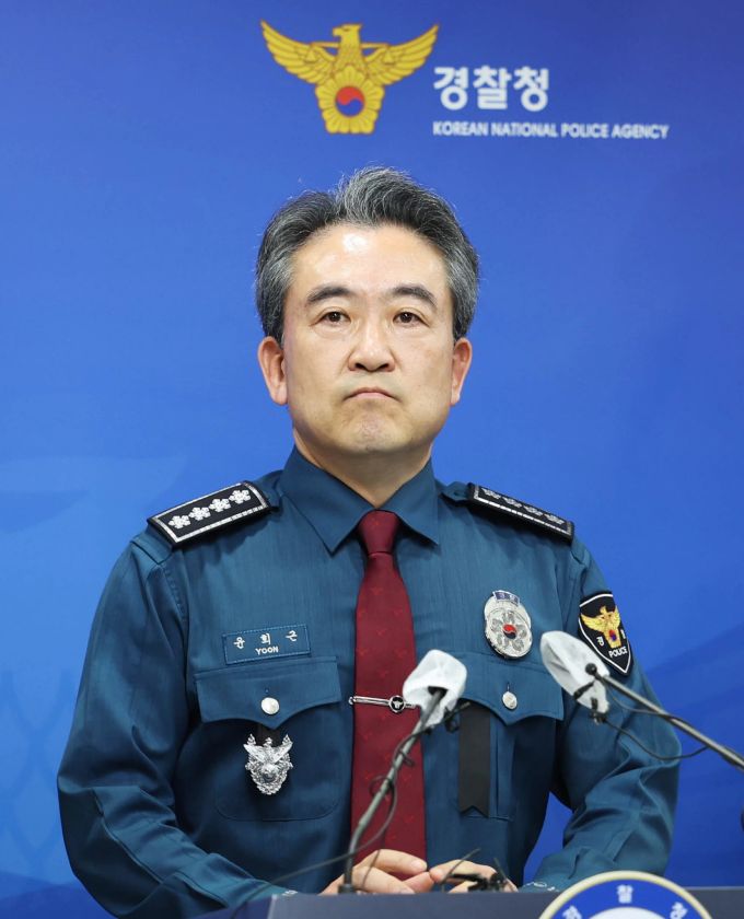 Südkoreas Polizeichef Yoon Hee Keun spricht an einer Pressekonferenz in Seoul über die Massenpanik an Halloween. südkorea massenpanik