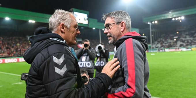Erfreuliches Wiedersehen: Freiburgs Trainer Christian Streich trifft auf Union-Trainer Urs Fischer. Erfreuliches Wiedersehen: Freiburgs Trainer Christian Streich trifft auf Union-Trainer Urs Fischer.