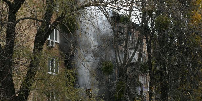 Heftige Attacken im Ukraine-Krieg. (Archivbild) Bei einem russischen Raketenangriff auf Kiew wurden am Dienstag auch zwei Wohnhäuser beschädigt.