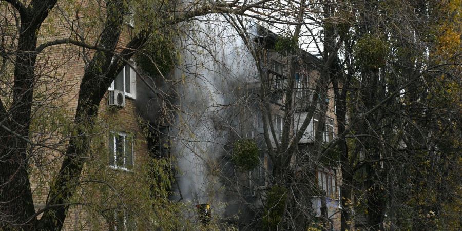 Bei einem russischen Raketenangriff auf Kiew wurden am Dienstag auch zwei Wohnhäuser beschädigt.