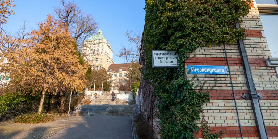 Der Hirschengraben und die ETH Zürich.