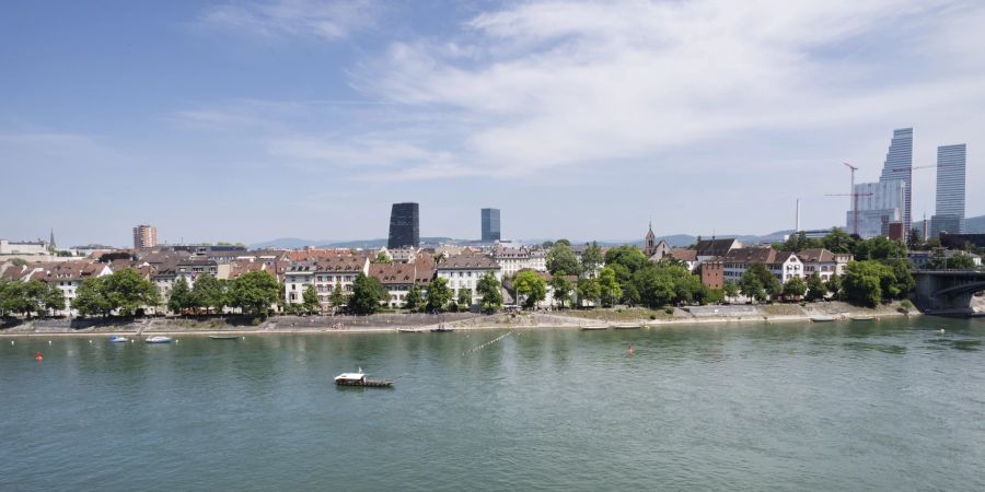 Blick von der «Pfalz» in Basel (Platz hinter dem Münster) zum Kleinbasler Rheinufer. Im Bild sind der Claraturm, der Messturm und die Rochetowers (ganz links) zu sehen.