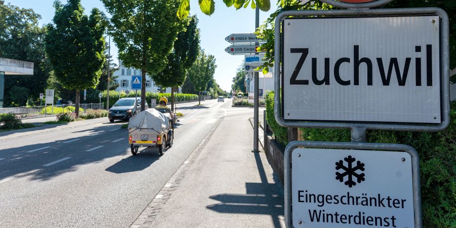 Die Ortstafel von Zuchwil an der Hauptstrasse.