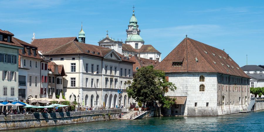 Blick auf die St. Ursen Kathedrale und das Landhaus in Solothurn direkt an der Aare.