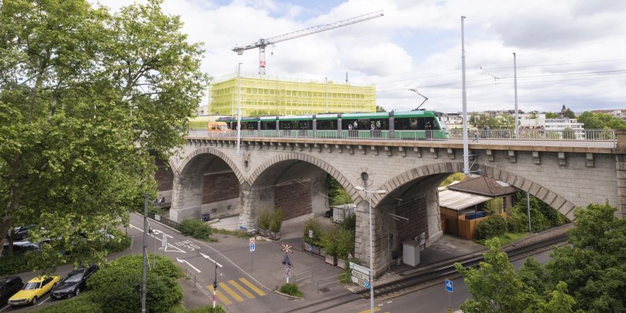 Das Birsigviadukt in Basel ist eines von drei Viadukten in Basel. Das Birsigviadukt wurde von 1857 bis 1858 erbaut und wurde damals von Zügen befahren.