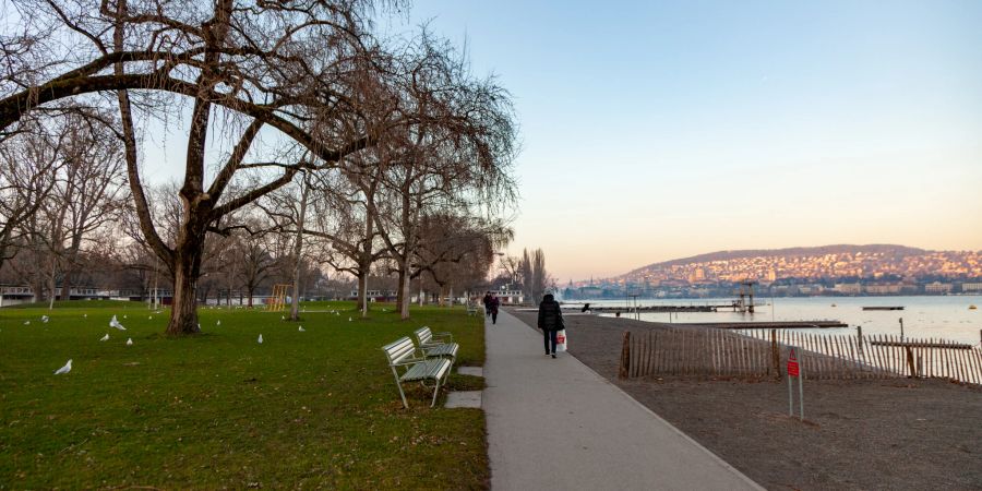 Die Seepromenade und das Strandbad Mythenquai im Kreis 2 in Zürich.