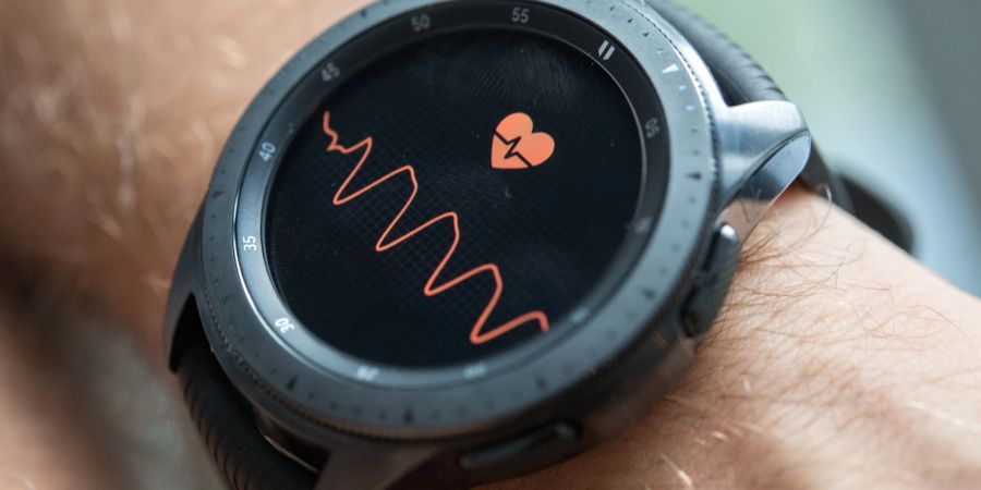 Herzschlag im Blick: Viele Smartwatches messen die Herzfrequenz - und melden sich, wenn sich dort Auffälligkeiten zeigen.
