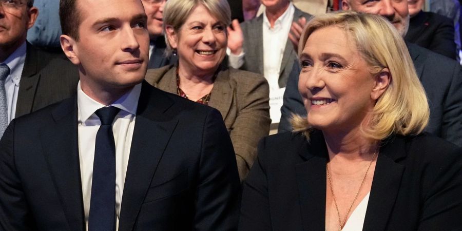 Marine Le Pen (r), damalige Präsidentschaftskandidatin der rechtsnationale Partei Rassemblement National(RN), und Jordan Bardella, stellvertretender Vorsitzender des RN, sitzen bei einer Wahlkampfveranstaltung nebeneinander.