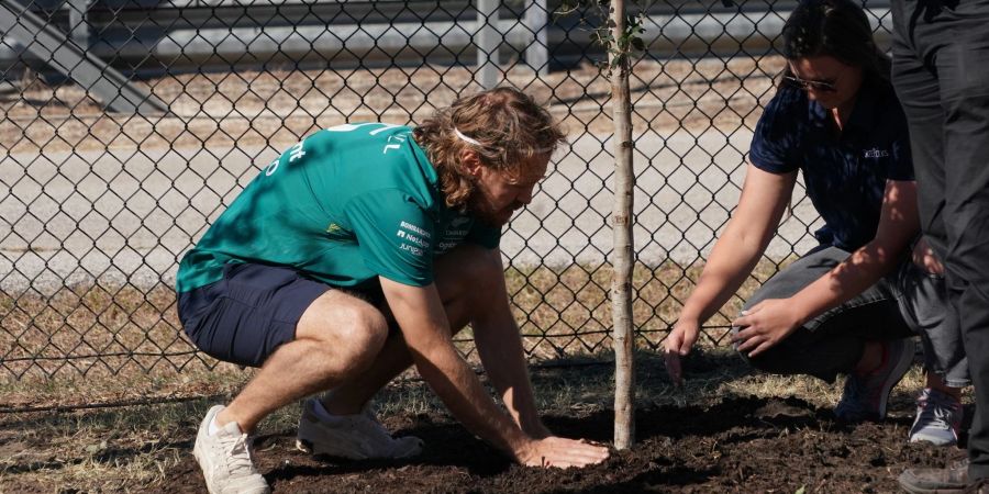 Bereitet sich auf seinen «Entzug» vom Motorsport vor: Sebastian Vettel pflanzt einen Baum.