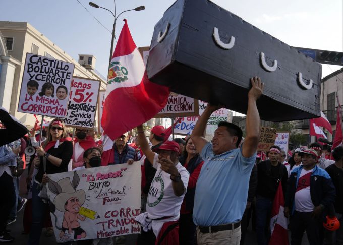 Tausende gingen am Samstag in Lima auf die Strassen. (AP Photo/Martin Mejia) Peru Protest