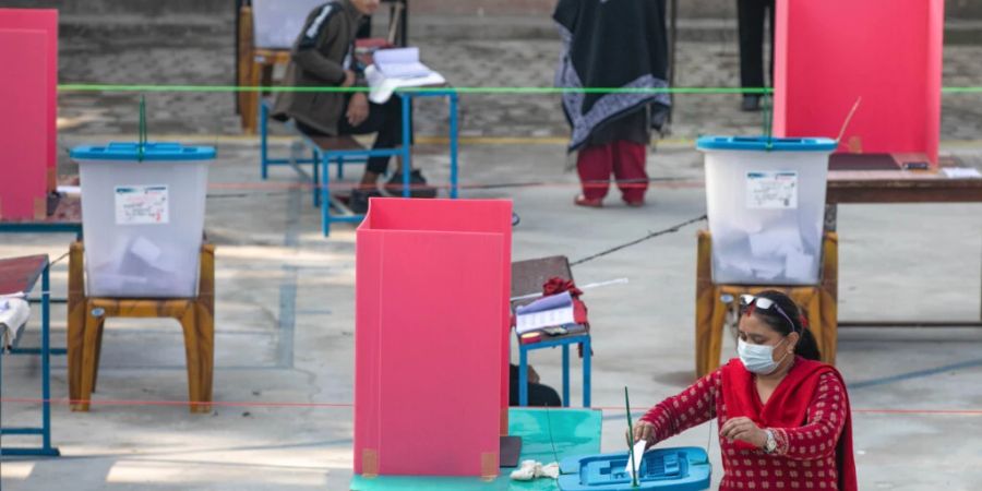 Die Menschen in Nepal wählen ein neues Parlament. Die Resultate werden kommende Woche erwartet. Foto: Prabin Ranabhat/SOPA Images via ZUMA Press Wire/dpa