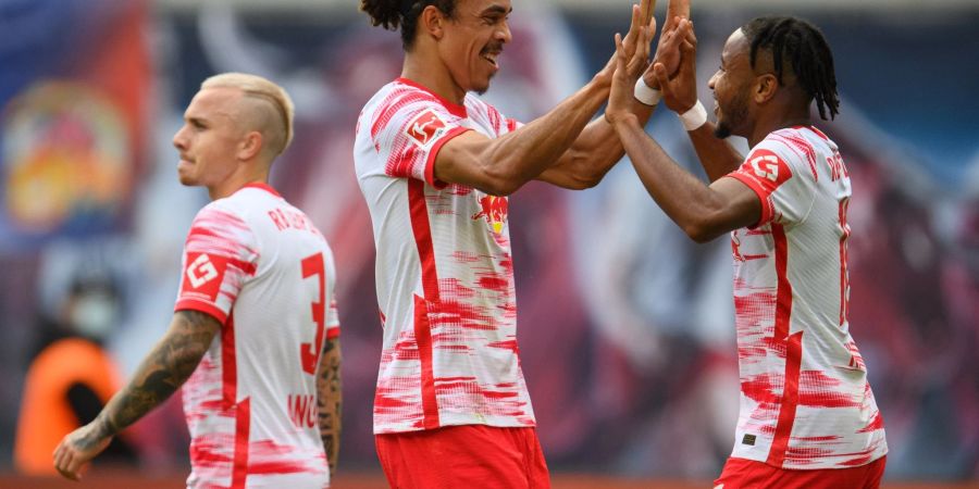 Nach einem Tor für RB Leipzig klatscht Yussuf Poulsen (l) mit Christopher Nkunku ab.