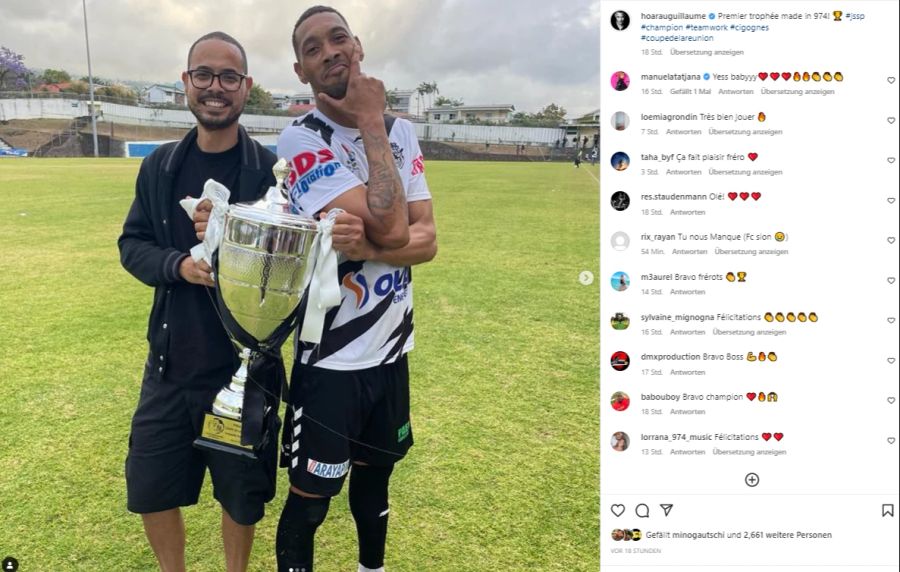 Guillaume Hoarau posiert nach dem Cup-Sieg mit der Trophäe.