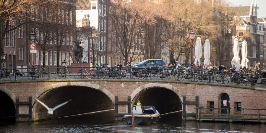 Pro Tag fahren in Amsterdam bis zu 450 Touristenbusse in die Innenstadt. Viel zu viel, sagt die Stadtverwaltung - und verhängt einen Stop.