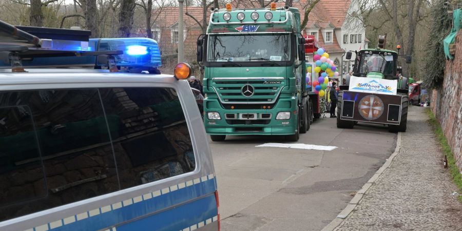 Der tödliche Unfall hatte sich direkt am Startpunkt des Halleschen Rosenmontagsumzuges ereignet.