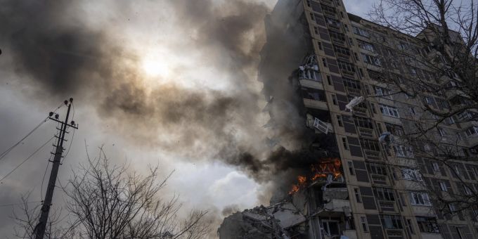 Ein Gebäude mit mehreren Geschäften brennt nach einem russischen Luftangriff in Avdiivka, Ukraine, Freitag, 17. März 2023. Ukraine Krieg