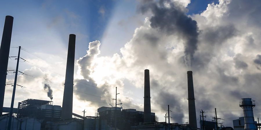 Kohlendioxid soll bei industriellen Prozessen eingefangen und in einer unterirdischen Lagerstätte eingespeichert werden. (Archivbild)