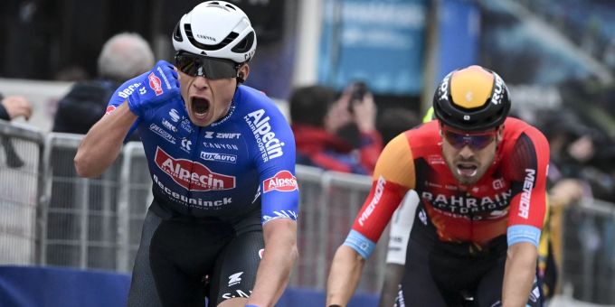 Jasper Philipsen (links) jubelt bei der Rundfahrt Tirreno-Adriatico. Tirreno-Adriatico