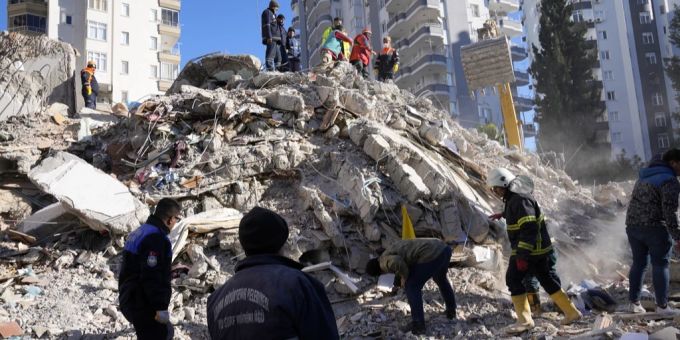 Zahlreiche Gebäude wurden bei dem Beben dem Erdboden gleichgemacht. Adana