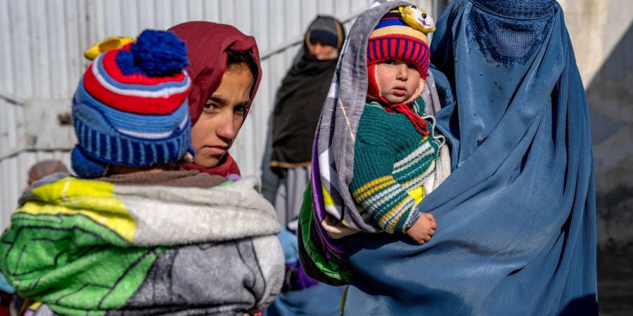 Mütter und Babys, die an Unterernährung leiden, warten in einer Klinik des Welternährungsprogramms (WFP) in Kabul auf Hilfe. Laut UN-Ernährungsorganisation haben die Unterernährungsraten in Afghanistan ein Rekordhoch erreicht.