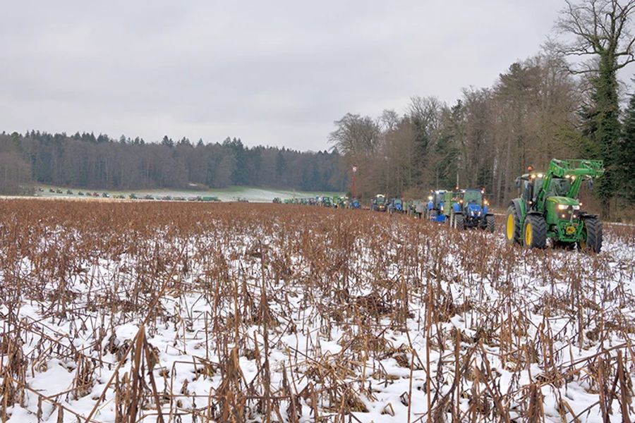 70 Traktore zeigen den Verlauf der geplanten Strasse auf.