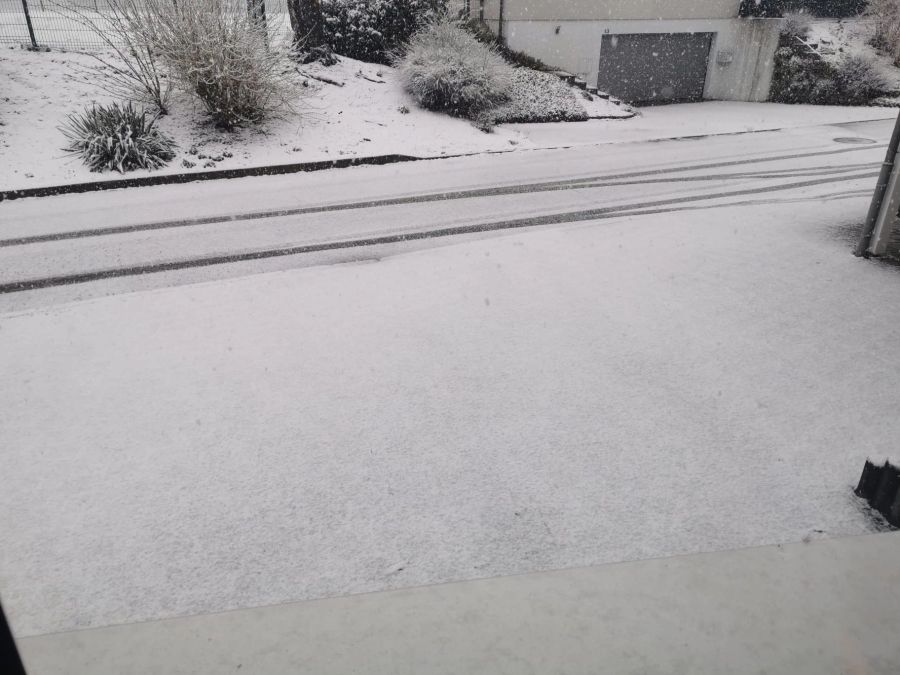 Schneebedeckte Quartierstrassen am Samstagmorgen auch im Flachland in St. Antoni FR.