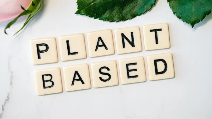 Plant based, pflanzlich, vegan sind zwar verschiedene Begriffe, bedeuten aber das Gleiche: die Ernährung ohne tierische Produkte. Vegan Plant Based