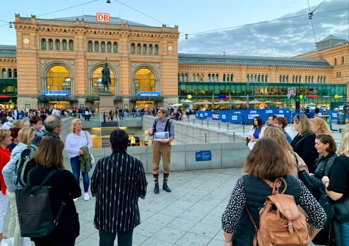 Hier hat Fritz Haarmann wohl die meisten seiner Opfer kennengelernt und so beginnt die Fritz-Haarmann-Tour mit Hendrik Seiffert folgerichtig: am Hauptbahnhof. Hannover Haarmann Tour Bahnhof