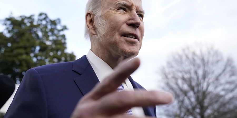 US-Präsident Joe Biden im Gespräch mit Reportern. Foto: Andrew Harnik/AP/dpa