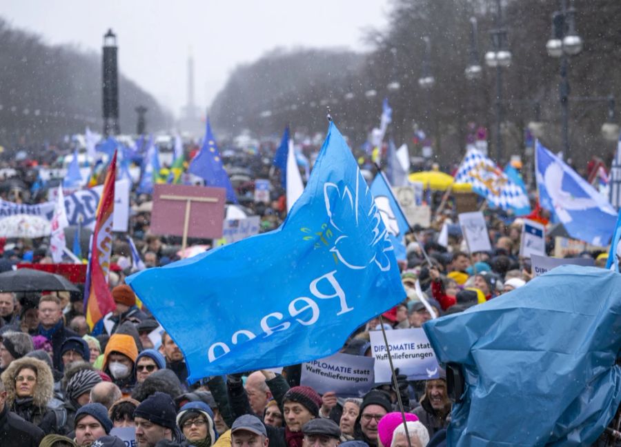 Gemeinsam setzen sie ein Zeichen gegen die Waffenlieferungen Deutschlands.