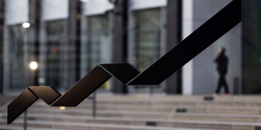 Das Logo der Deutsche Börse Group vor der Zentrale des Marktbetreibers in Eschborn.