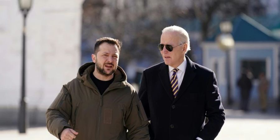 Biden (r.) und Selenskyj in Kiew