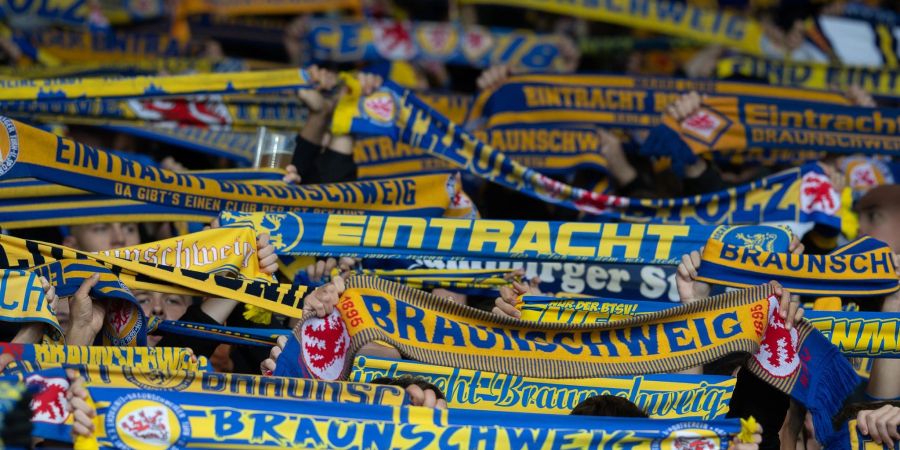 Wenige Tage vor dem brisanten Derby gegen Hannover 96 sind zwei Spieler der Braunschweiger bedroht worden.