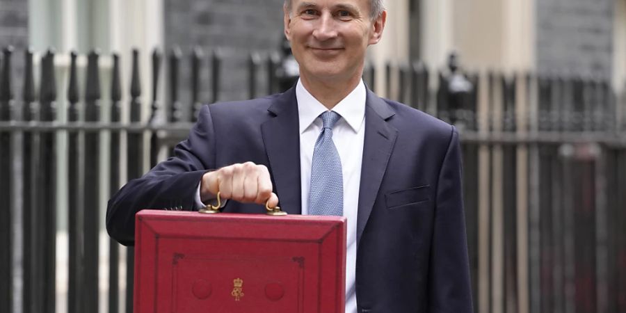 Grossbritanniens Finanzminister Jeremy Hunt steht vor der 11 Downing Street. Foto: Kirsty Wigglesworth/AP/dpa