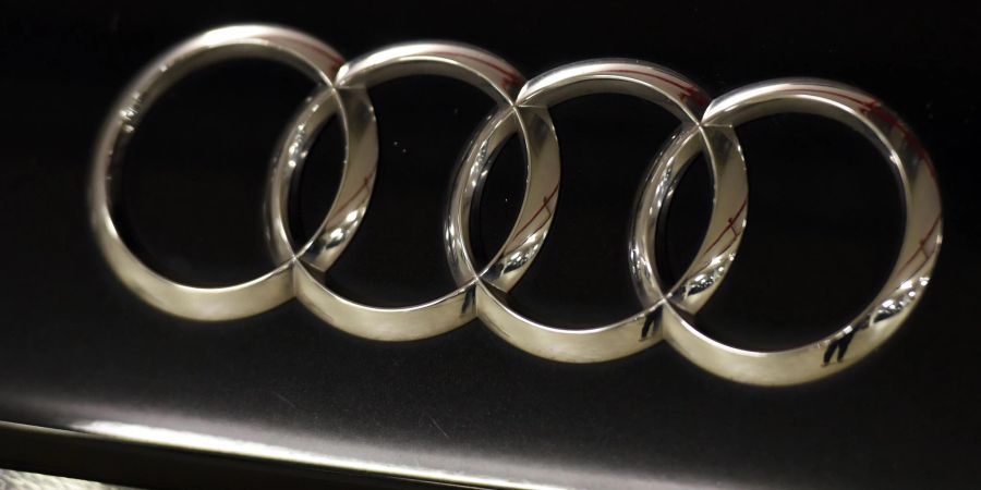 Das Audi-Logo an einem Fahrzeug. Der Ingolstädter Autobauer hat einen Rekordgewinn eingefahren.