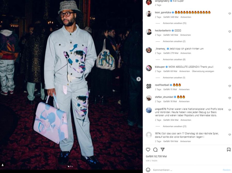 Serge Gnabry posiert an der Paris Fashion Week für die Kameras.