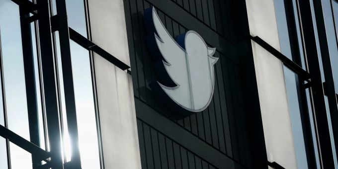 Das Logo von Twitter an einer Gebäudewand. Musk Twitter Auction