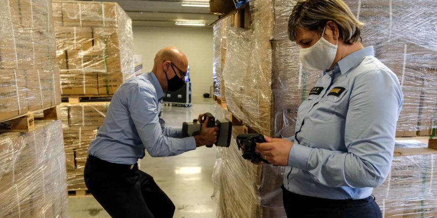 Mitarbeiter des Zolls im Hafen von Antwerpen auf der Suche nach Drogen.