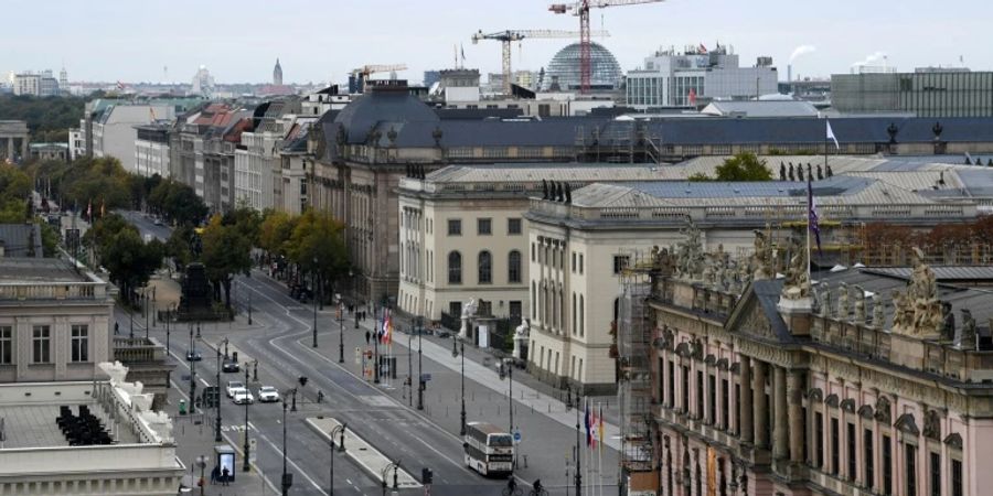Blick auf die Strasse Unter den Linden in Berlin