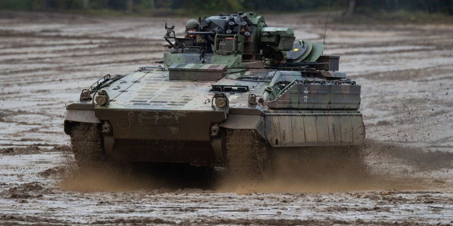Ein Schützenpanzer der Bundeswehr vom Typ Marder während einer Übung in Niedersachsen.